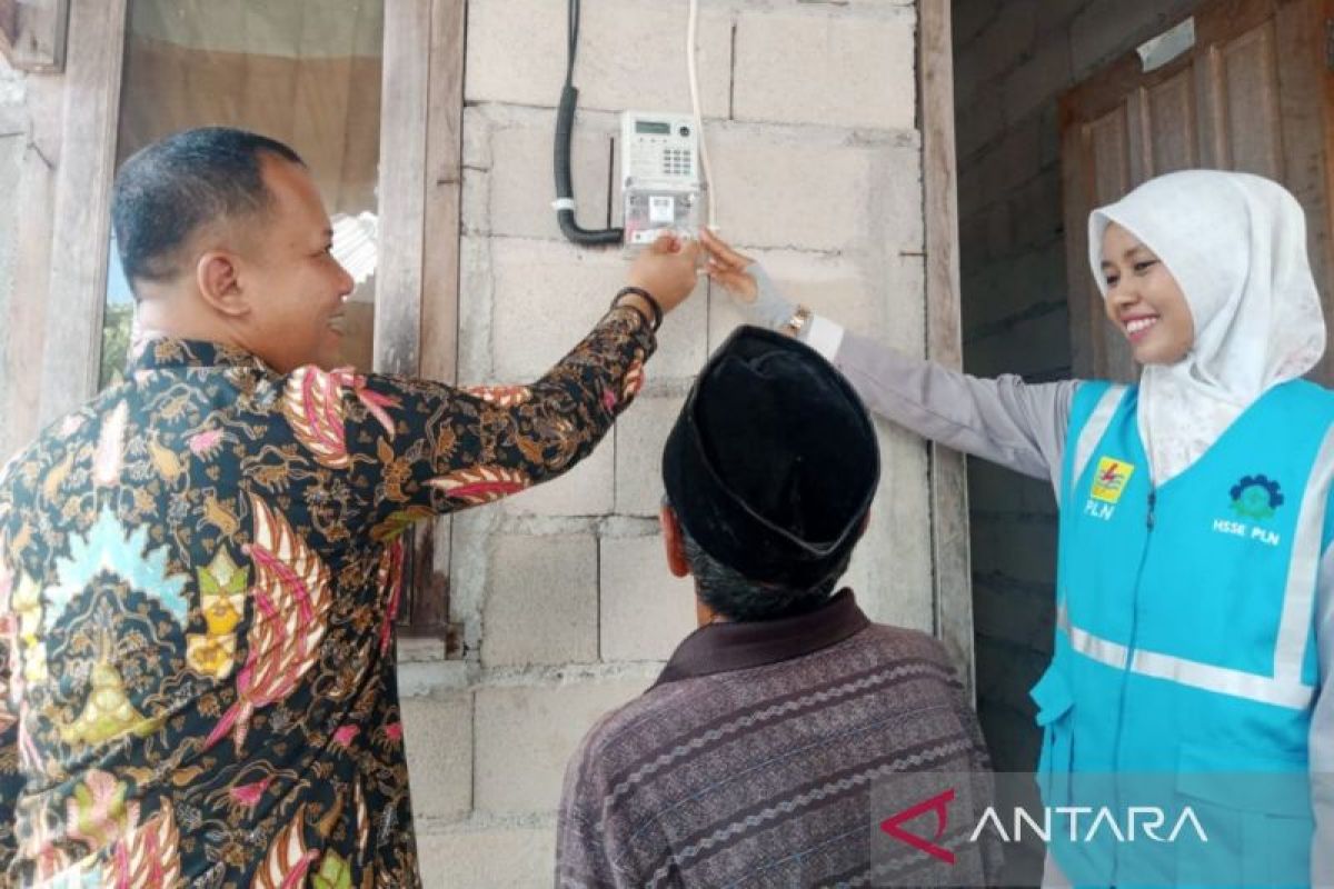 PLN Belitung nyalakan listrik gratis untuk rumah warga kurang mampu