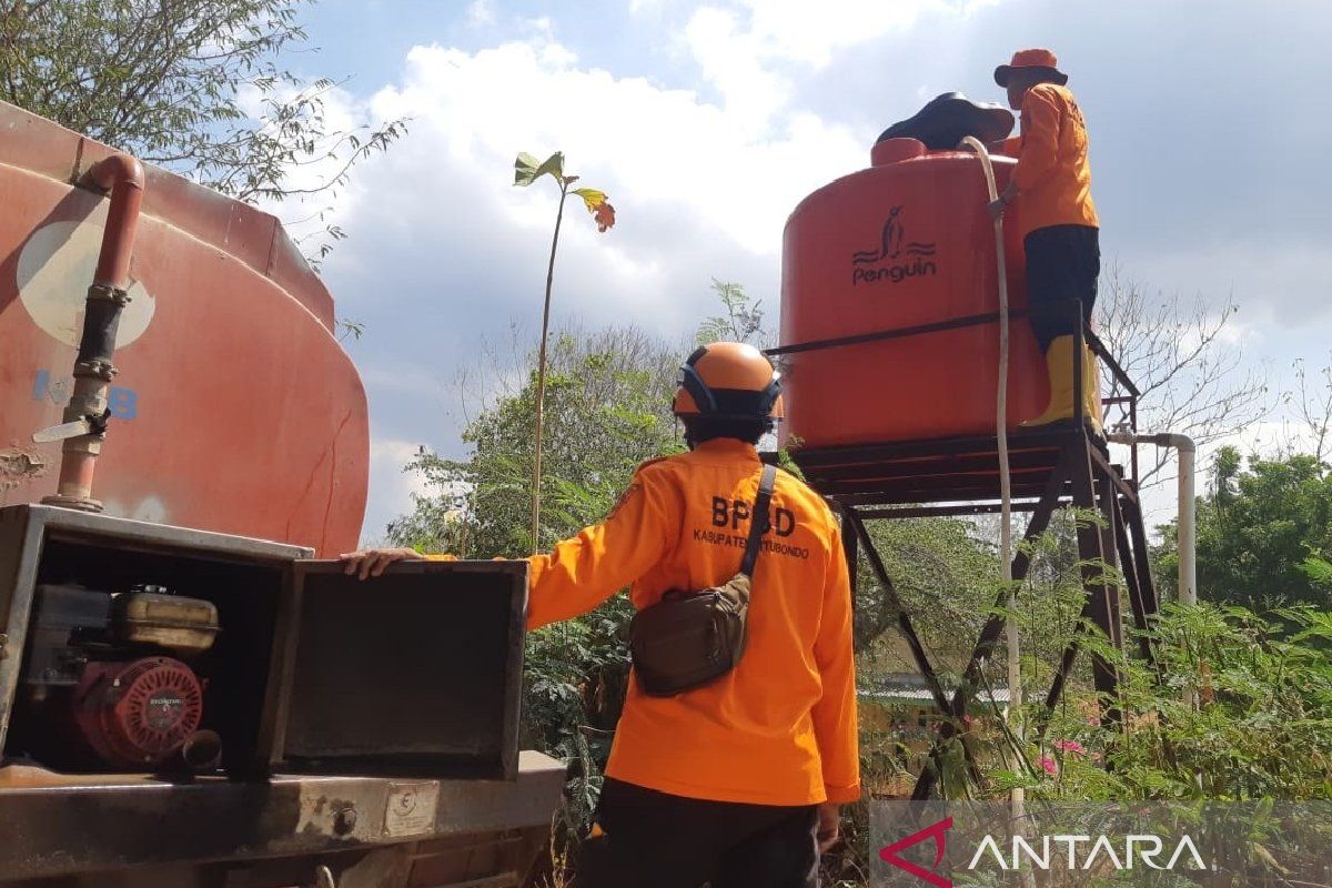 Pemkab Situbondo mulai distribusi air bersih ke delapan desa