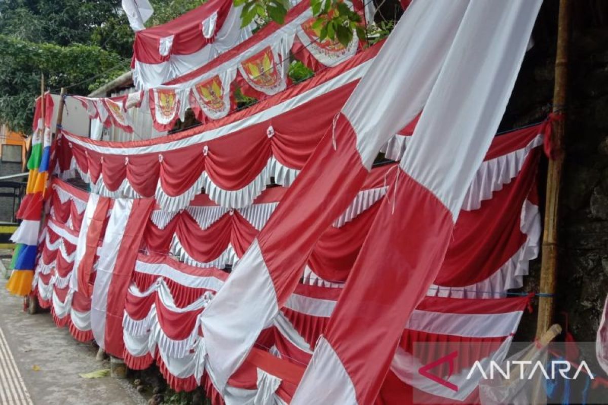 Penjualan pernak pernik HUT RI di Ambon sepi pembeli