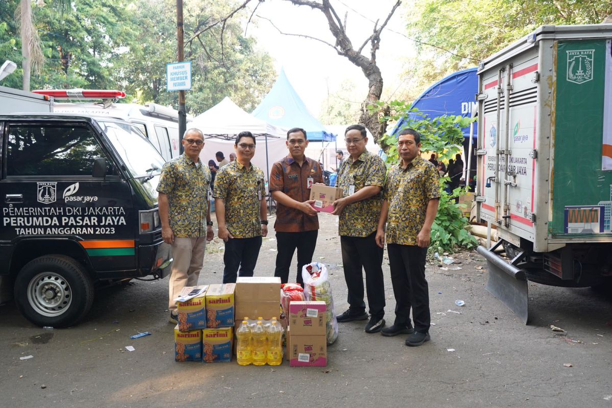 Pasar Jaya Salurkan Bantuan Bahan Pokok untuk Korban Kebakaran di Manggarai