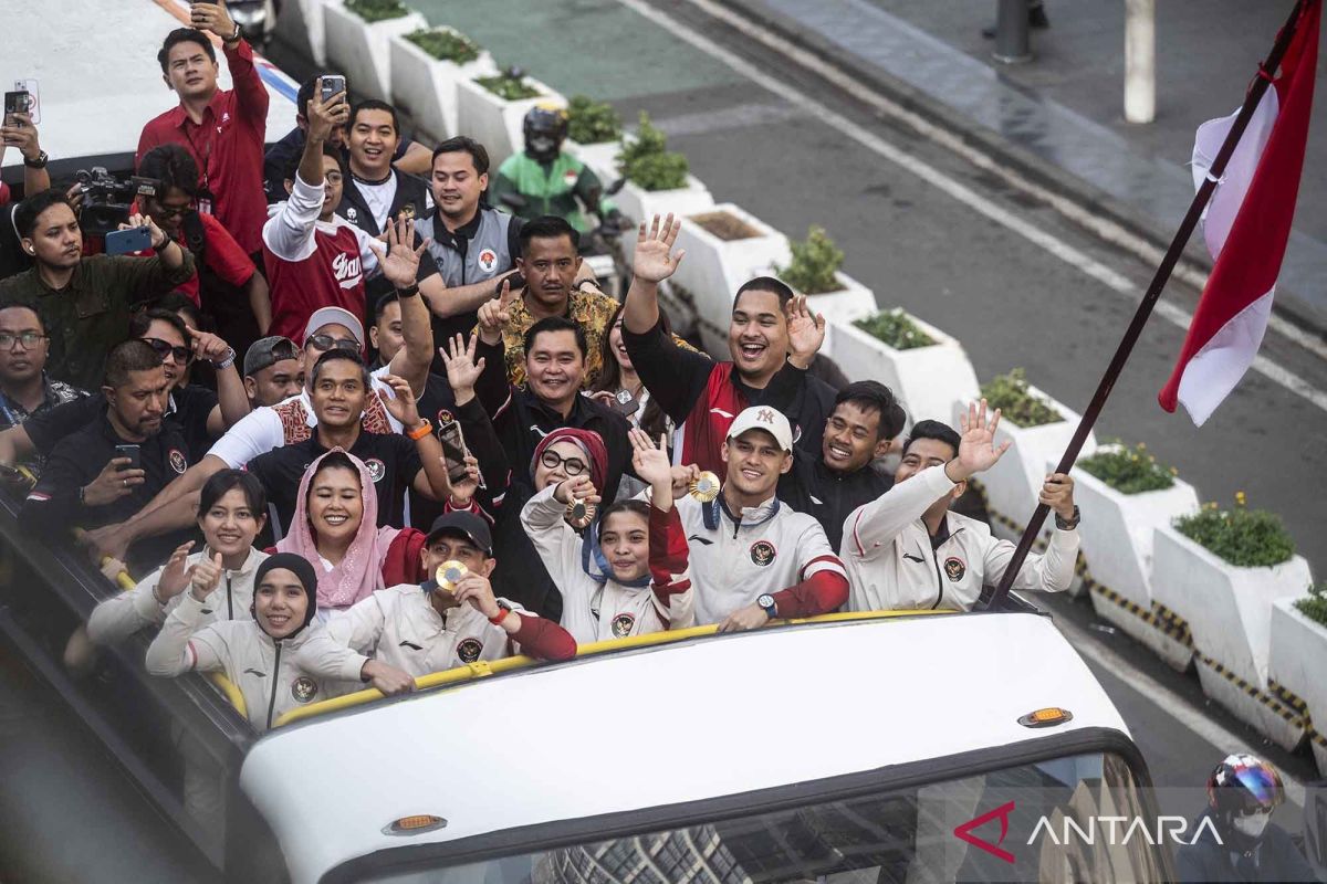 Pawai juara peraih medali Olimpiade Paris berlangsung meriah