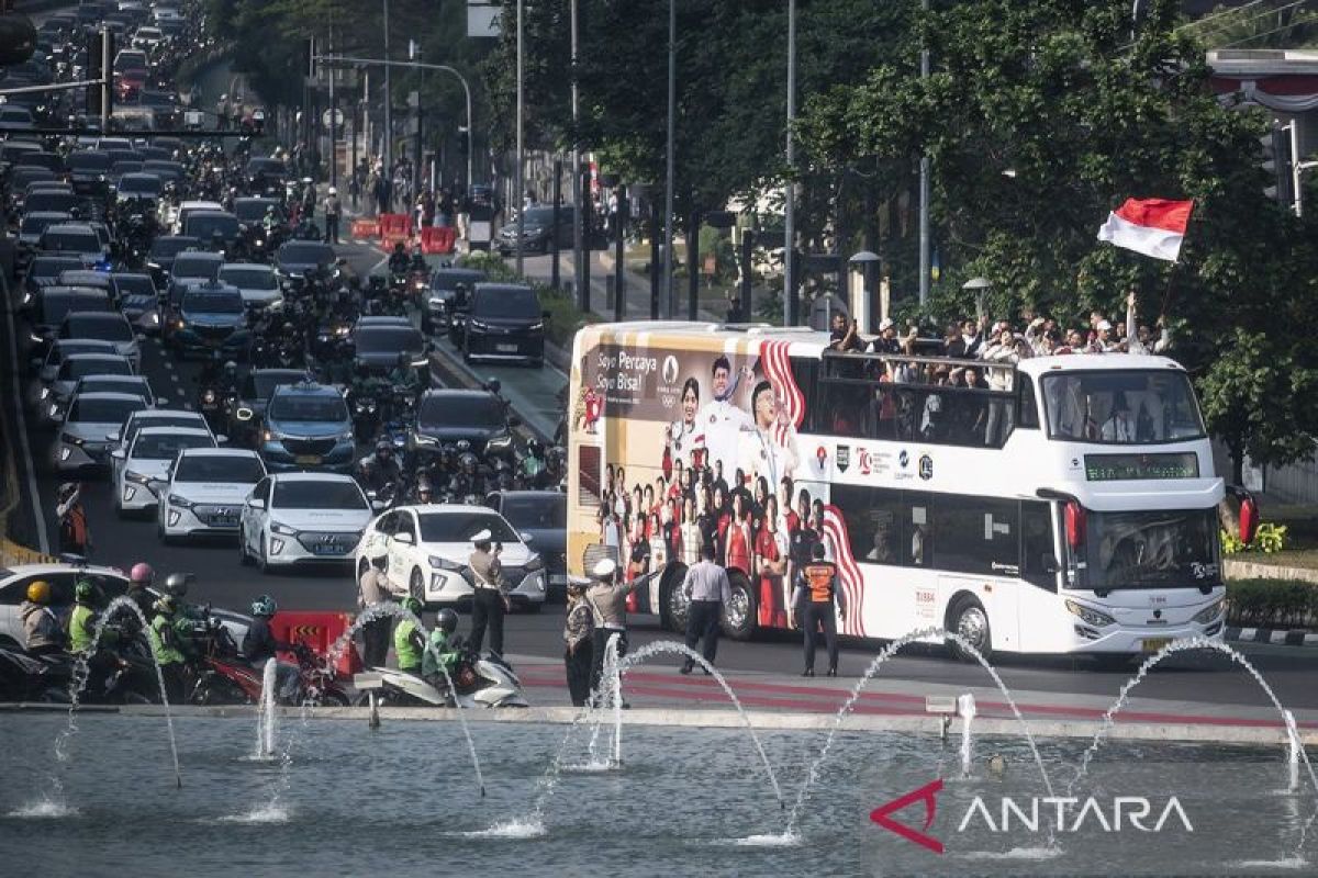 Bus tingkat khusus antar kontingen olimpiade menuju Istana Presiden