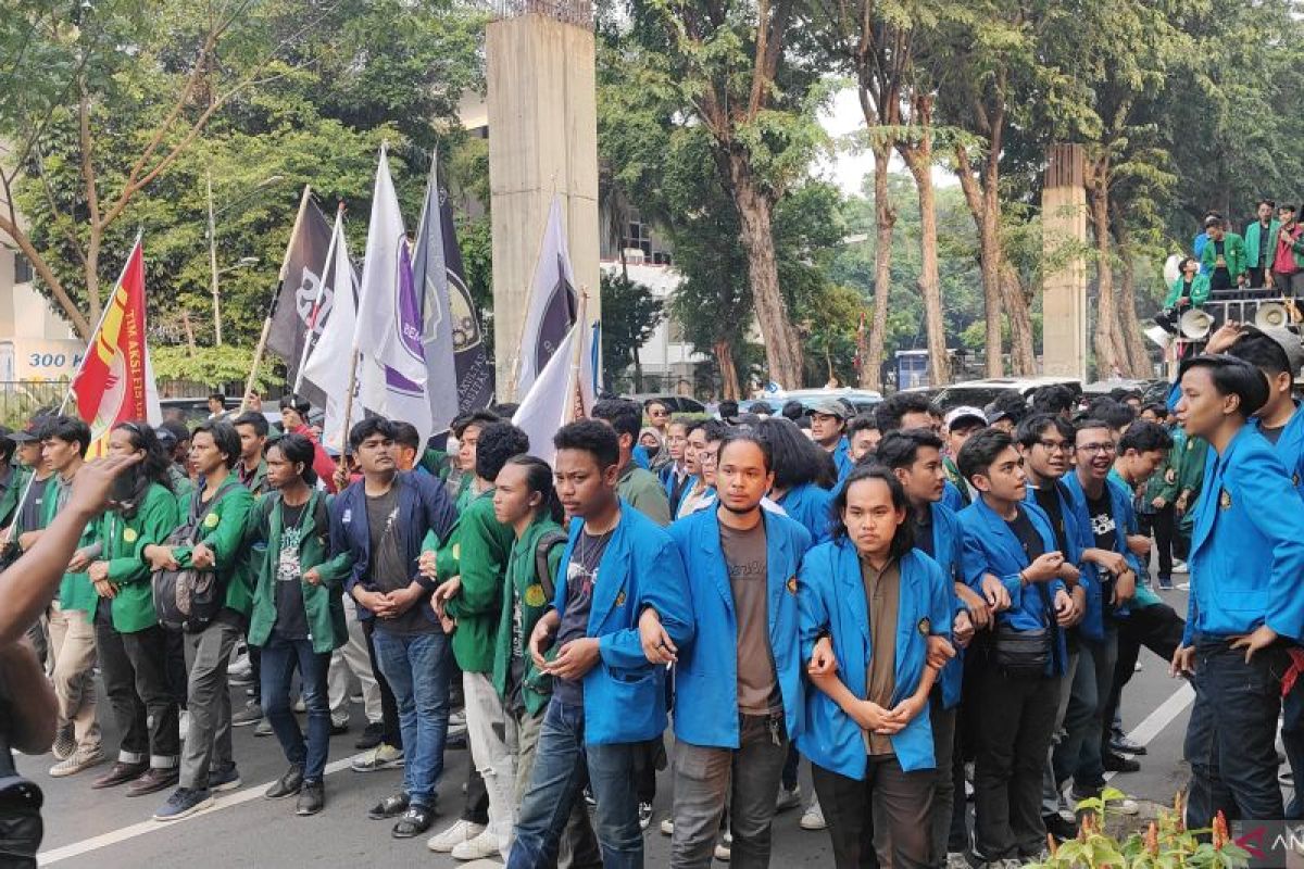 Mahasiswa ricuh dengan polisi usai Sidang Paripurna DPR