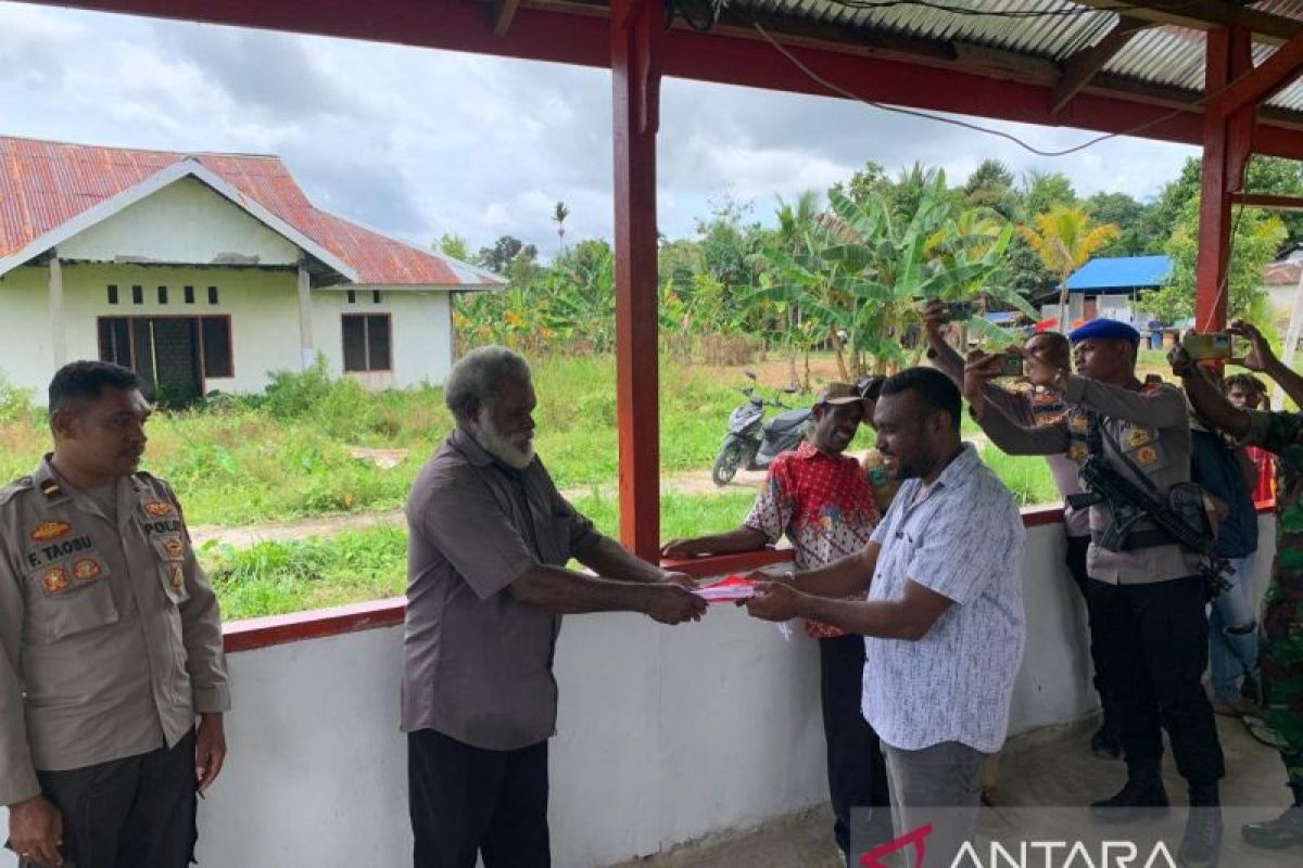 Polres Sorsel bagikan 1.500 lembar bendera merah putih