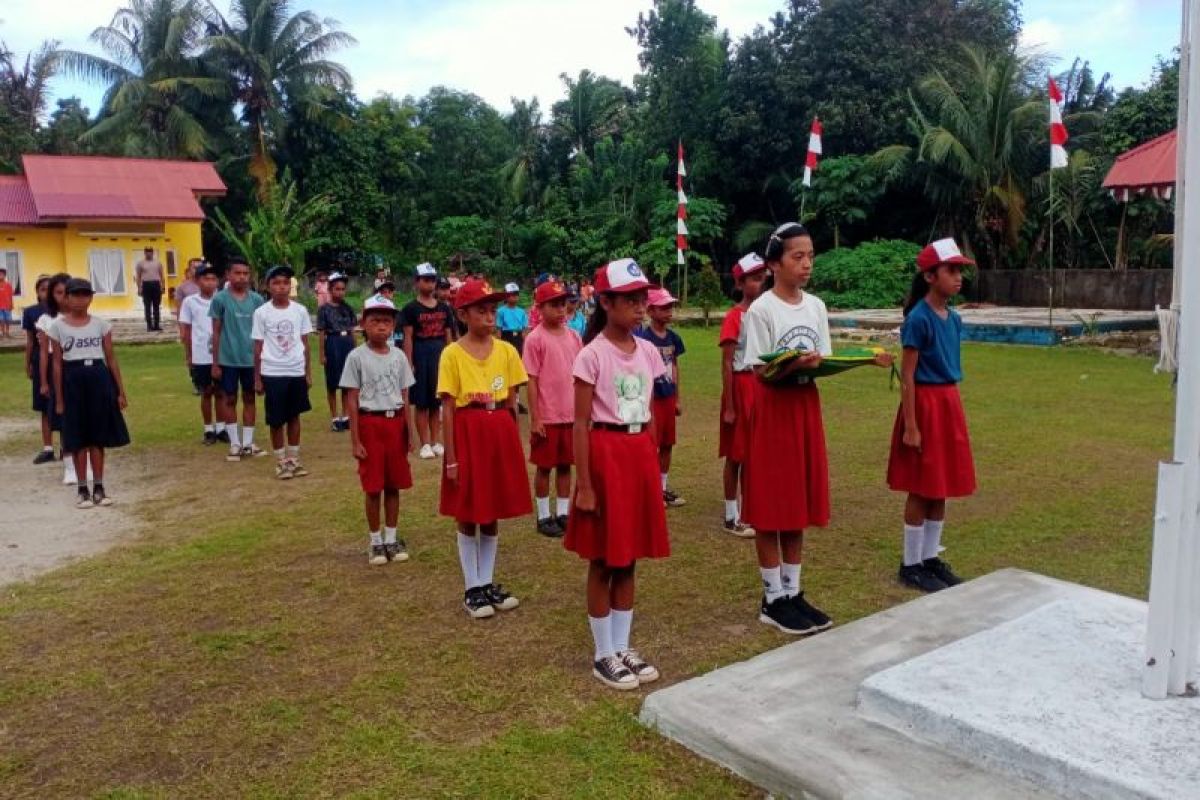 Brimob Polda Maluku  latih siswa di Negeri Kariuw jadi Paskibra