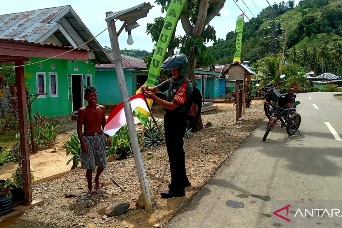 Babinsa ajak warga Gorontalo Utara pasang bendera Merah Putih