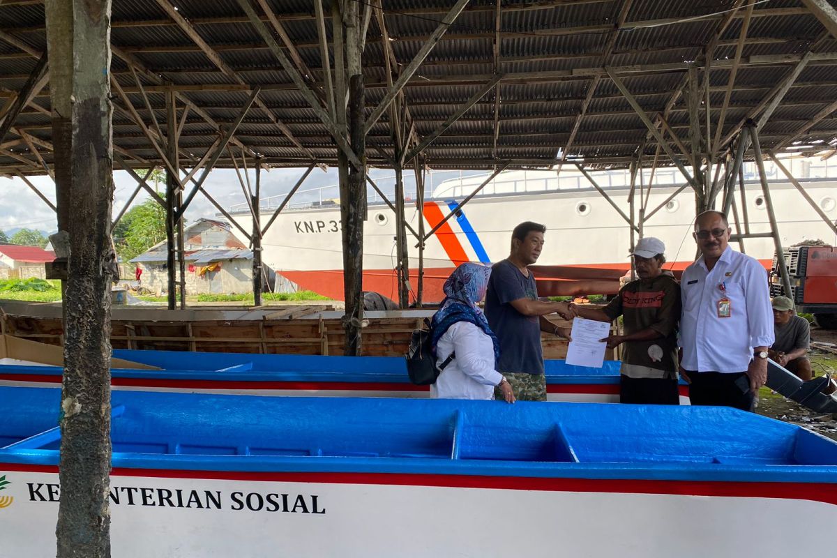 Kelompok nelayan  di Ambon terima bantuan perahu dari Kemensos