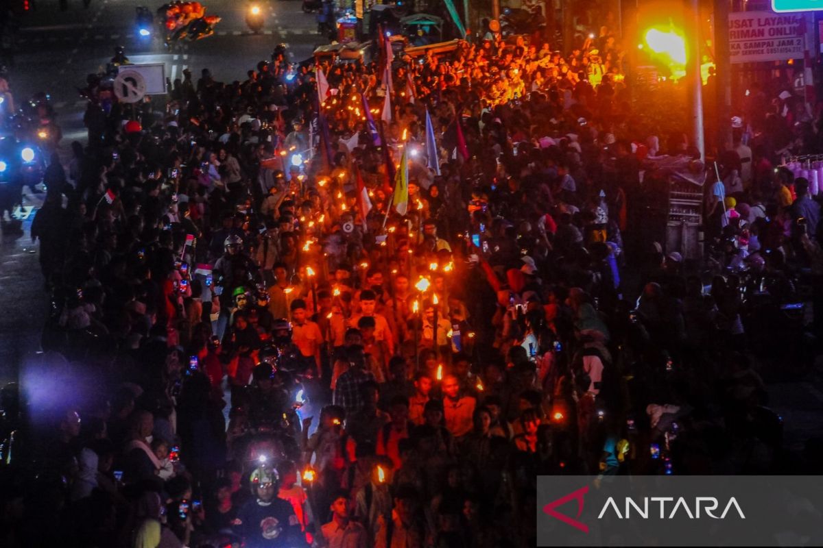 Pawai obor meriahkan peringatan HUT ke-79 RI di Kota Serang