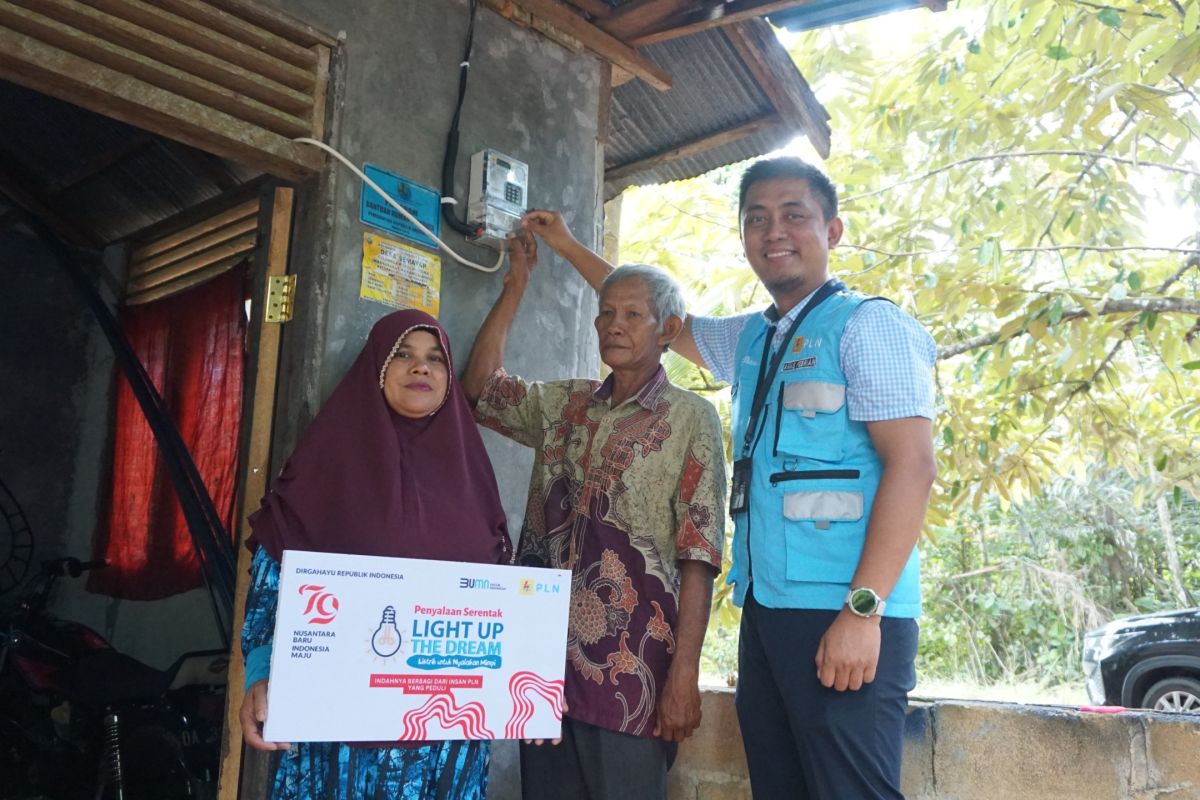 Foto - Warga gembira listrik menyala di hari merdeka berkat LUTD PLN