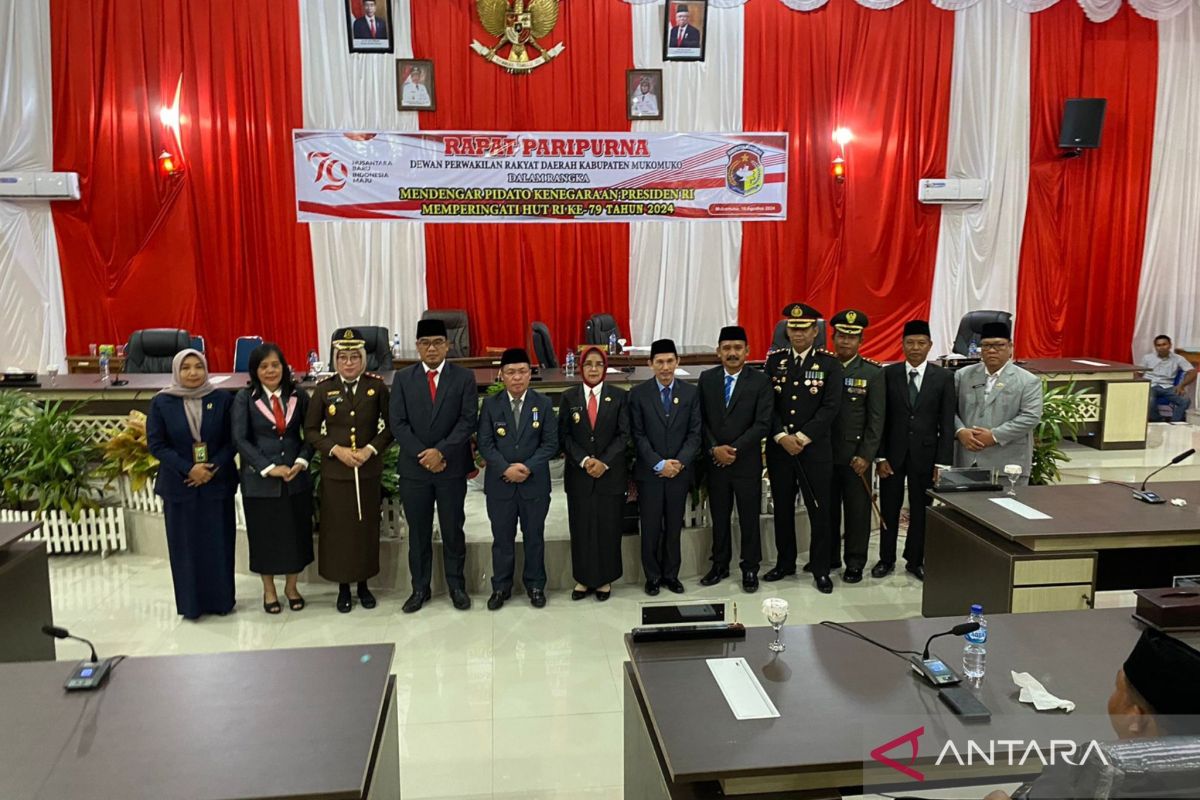 Rapat Paripurna Istimewa di Mukomuko, menyimak pidato Presiden RI