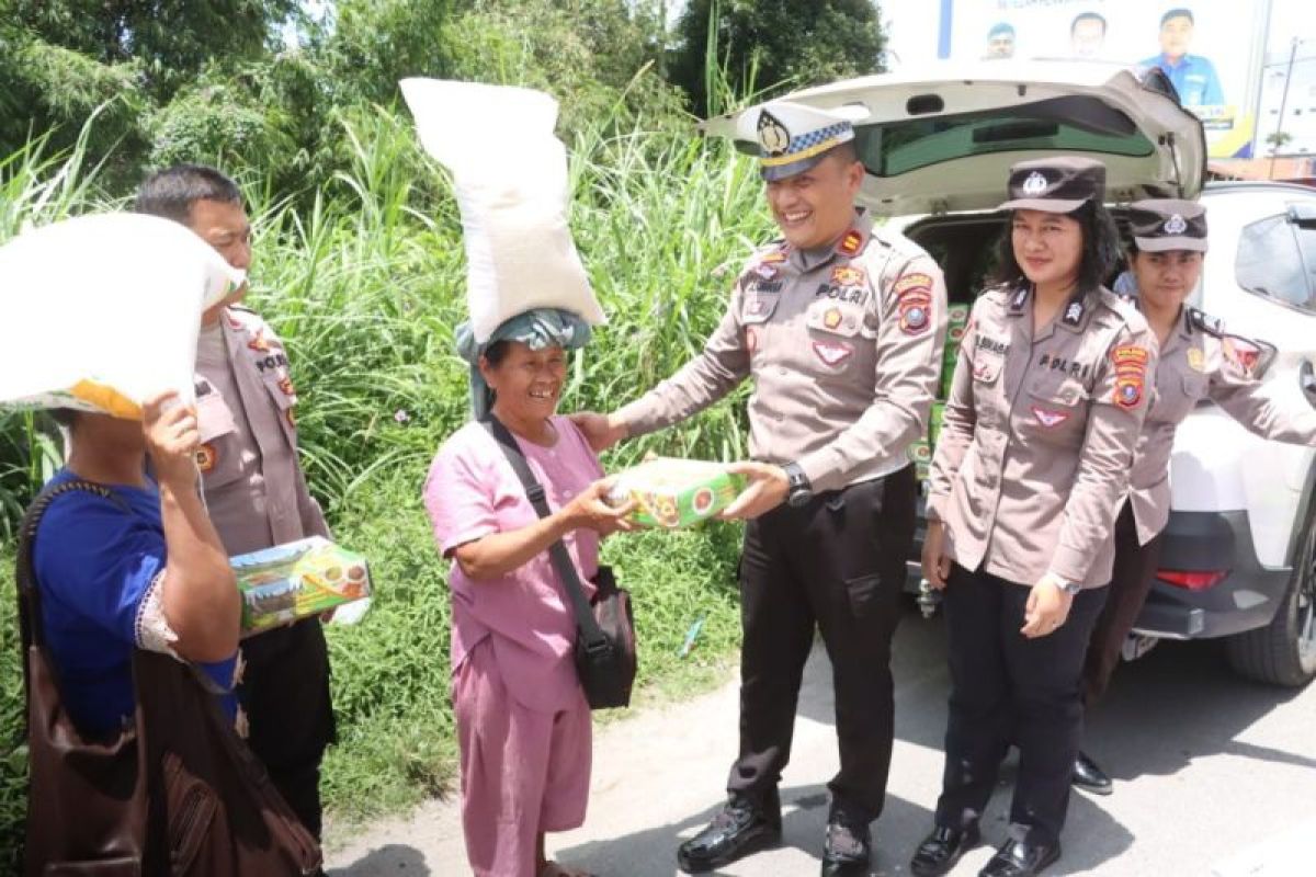 Polwan Polres Simalungun bagikan ini kepada masyarakat saat bakti sosial