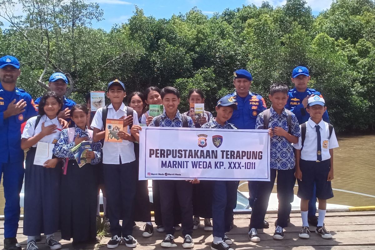 Polairud Maluku Utara gelar Perpustakaan Terapung di pesisir Halteng