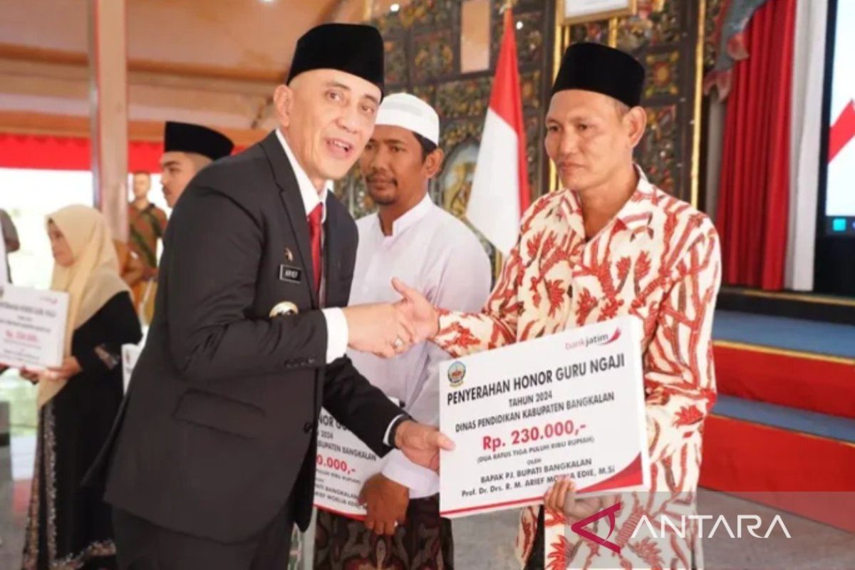 Bupati Bangkalan serahkan bantuan insentif pada guru ngaji