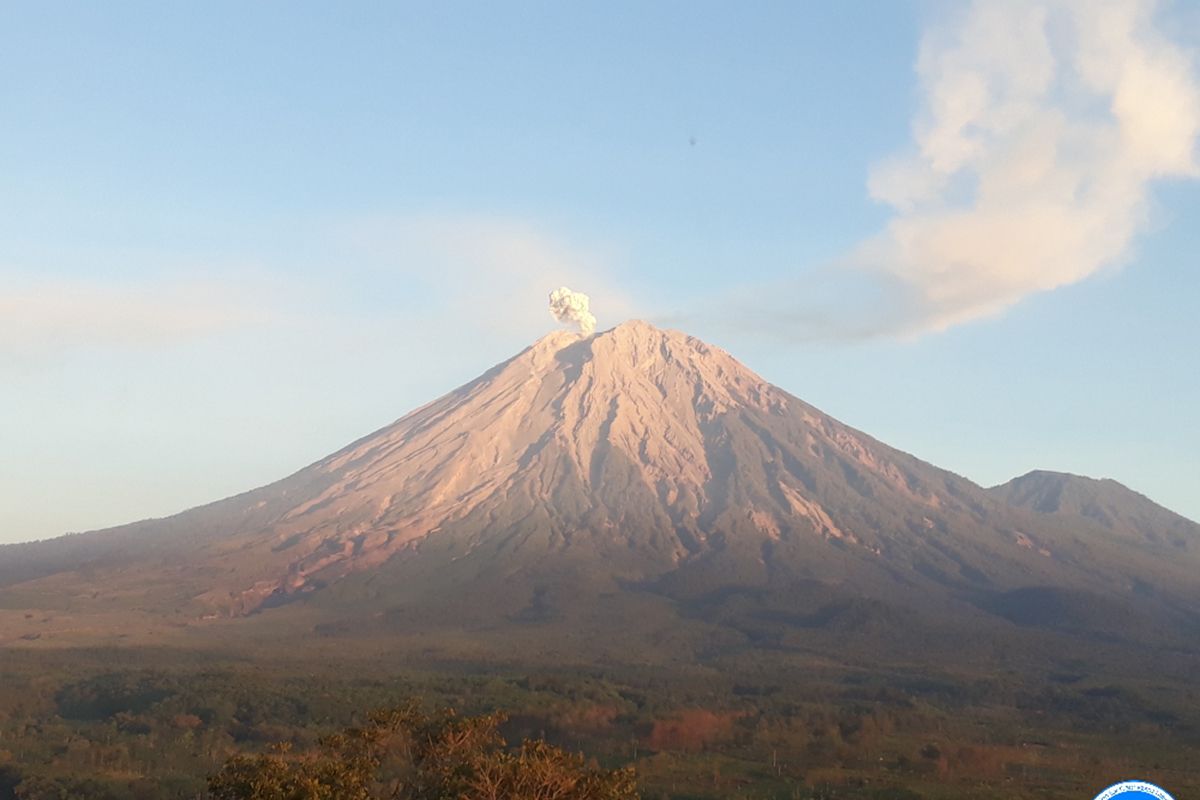 Gunung Semeru tercatat erupsi dua kali pada Jumat pagi