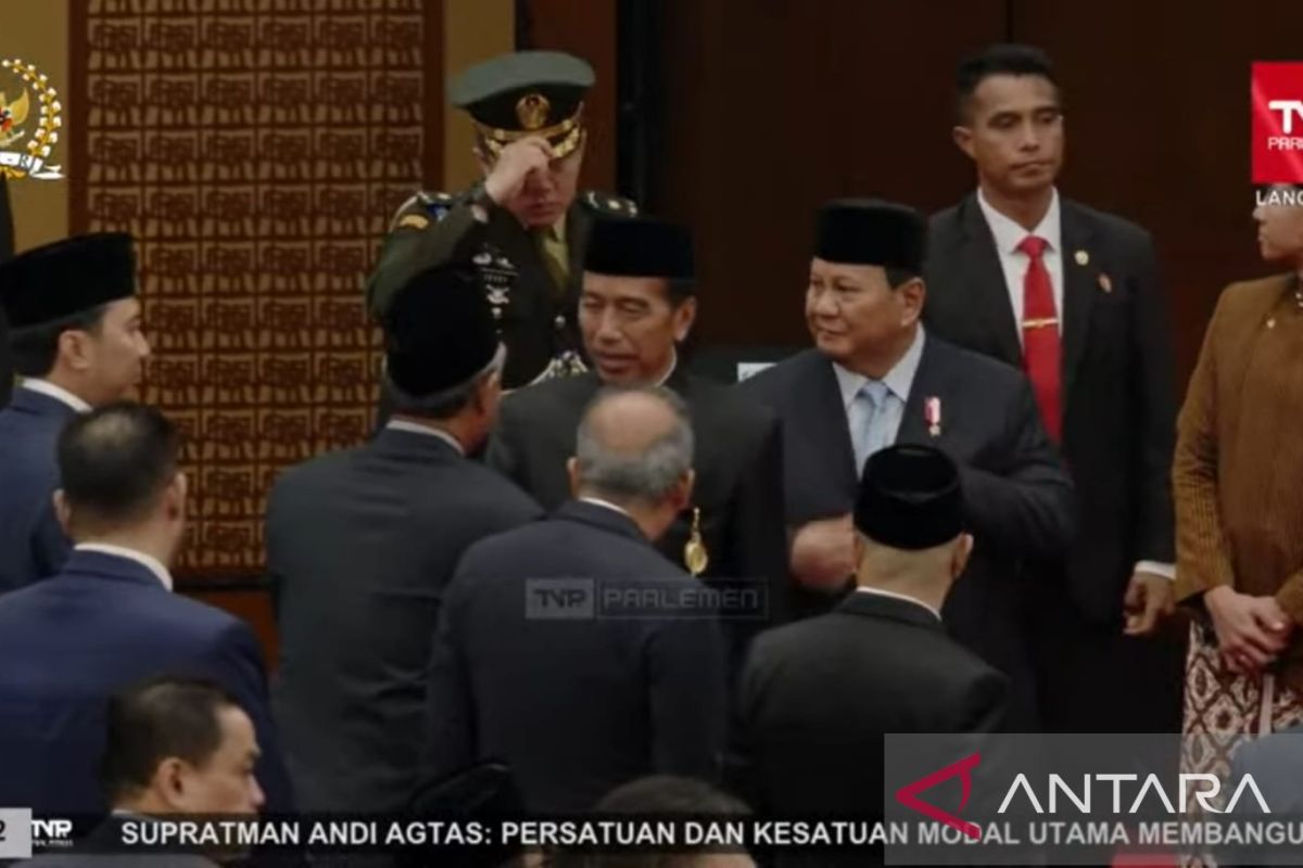 Prabowo dampingi Jokowi bersalaman dengan tamu undangan Sidang Tahunan