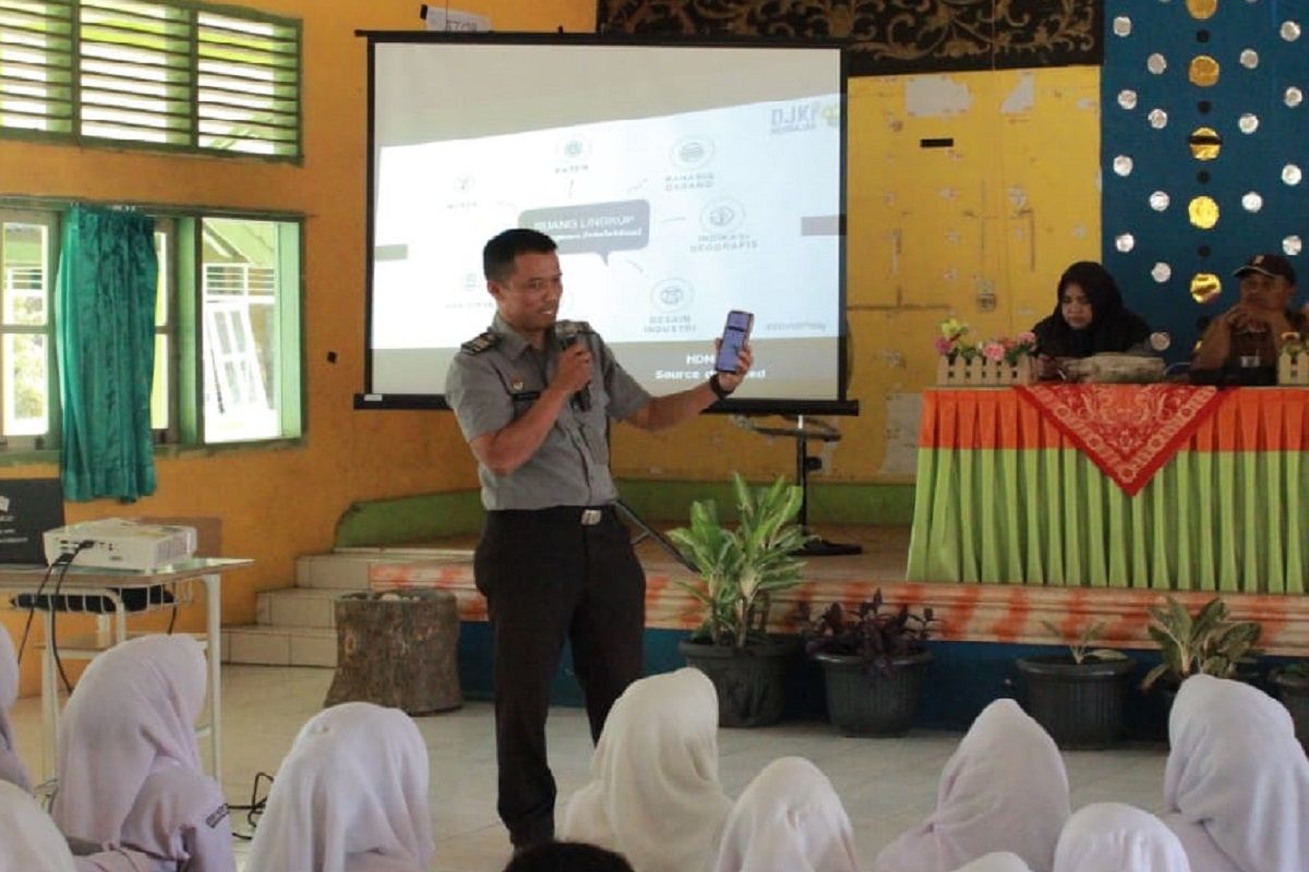 Sosialisasi perlindungan hak Kekayaan intelektual melalui program RUKI Bergerak di SMK N 1 Batang Hari