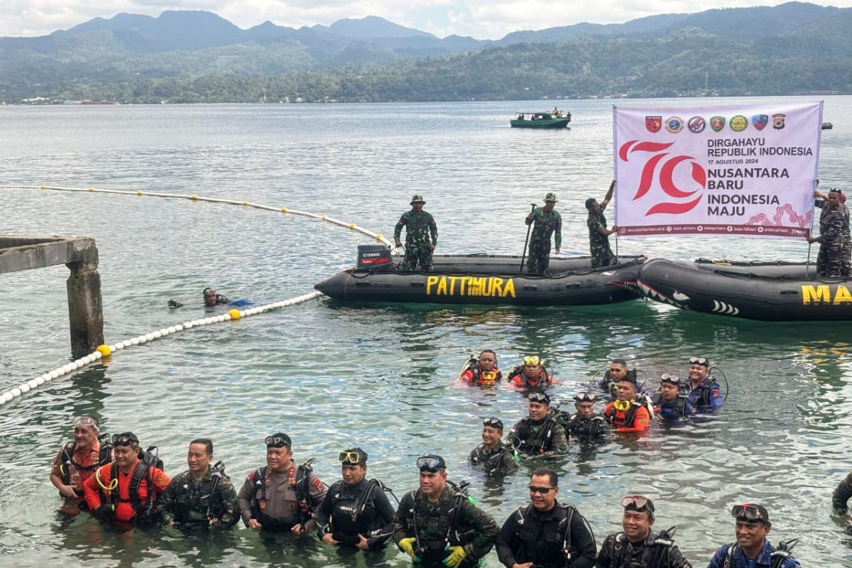 Forkopimda Maluku bentangkan bendera Merah Putih di dasar laut Teluk Ambon