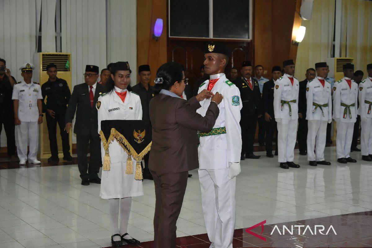 35 anggota Paskibraka siswa terbaik kibarkan Merah Putih