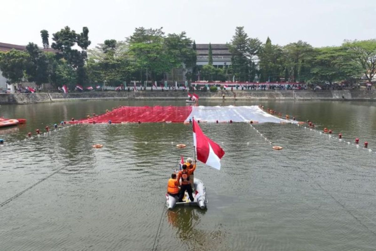 Tim SAR Banten bentangkan bendera raksasa di Danau Retensi KP3B Serang