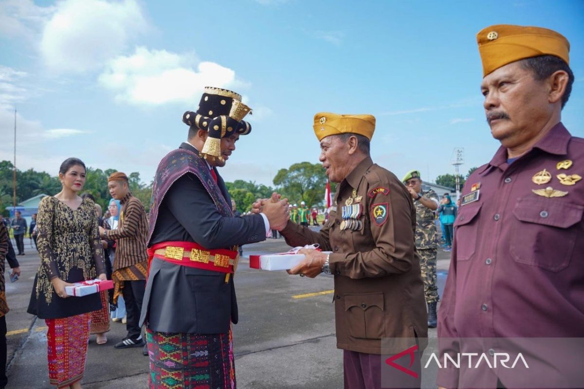 Berbusana adat Mandailing, Bobby pimpin upacara HUT ke-79 Kemerdekaan RI