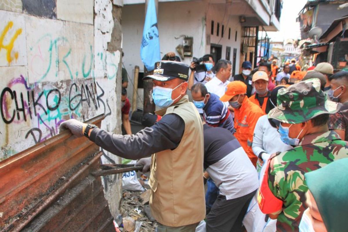 Pemkot Jaksel  kerja bakti bersihkan puing kebakaran Manggarai