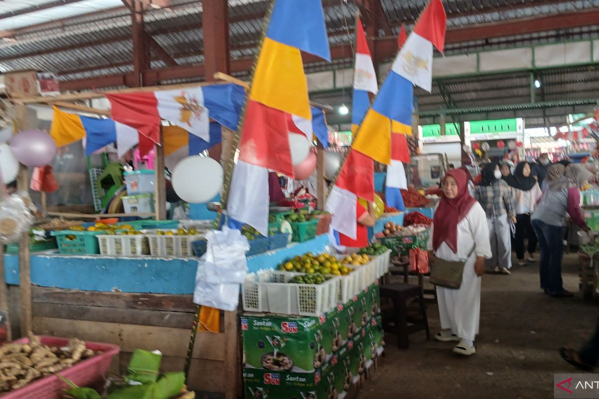 Pedagang pasar tradisional di Kota Jambi hiasi lapak dengan bendera Merah Putih