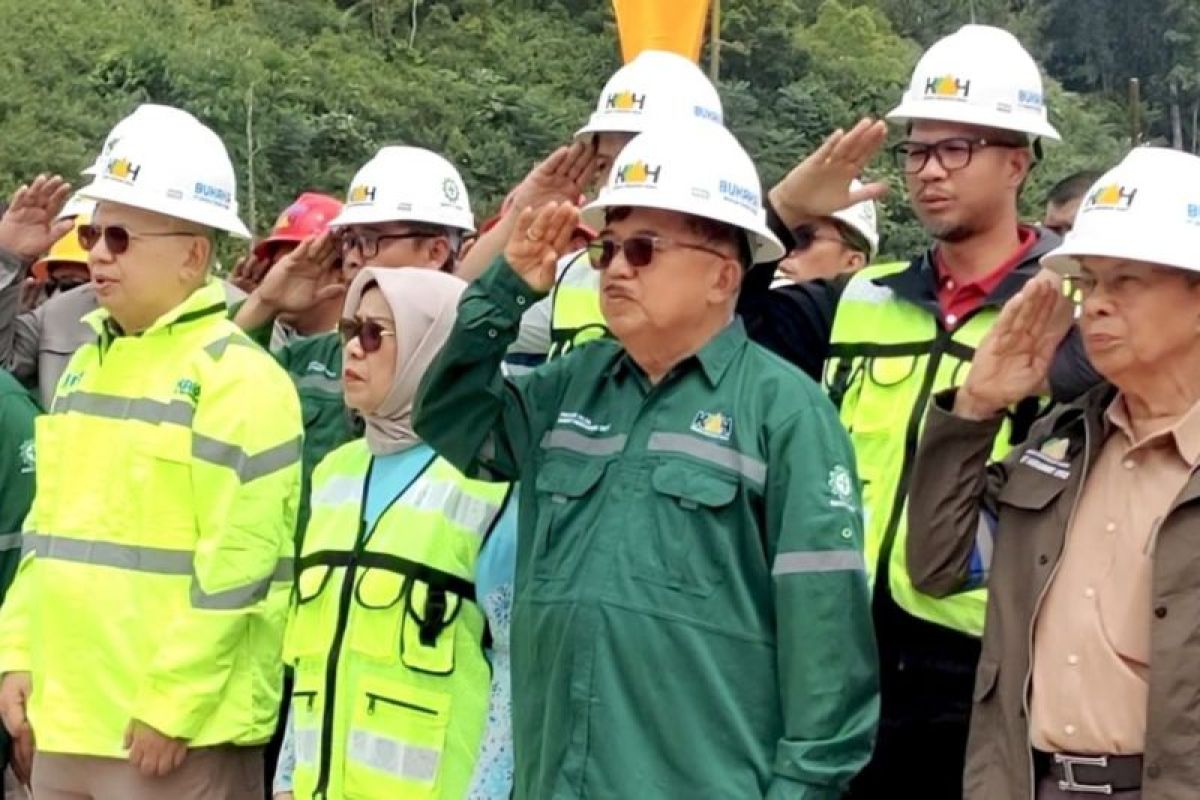 Jusuf Kalla ikuti upacara pengibaran bendera Merah Putih di lokasi proyek Kerinci Merangin Hidro