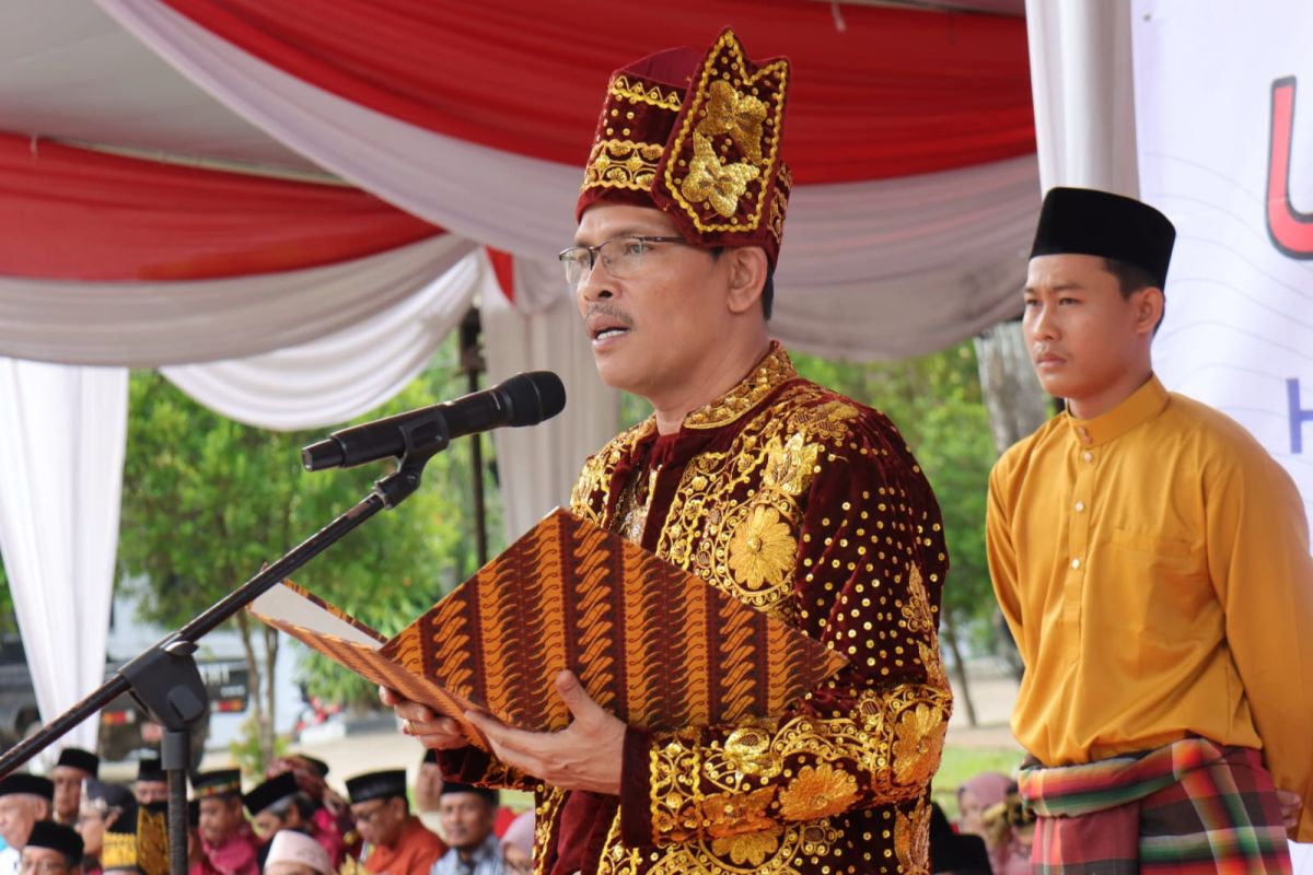 Civitas akademika Unja kenakan baju adat saat upacara bendera