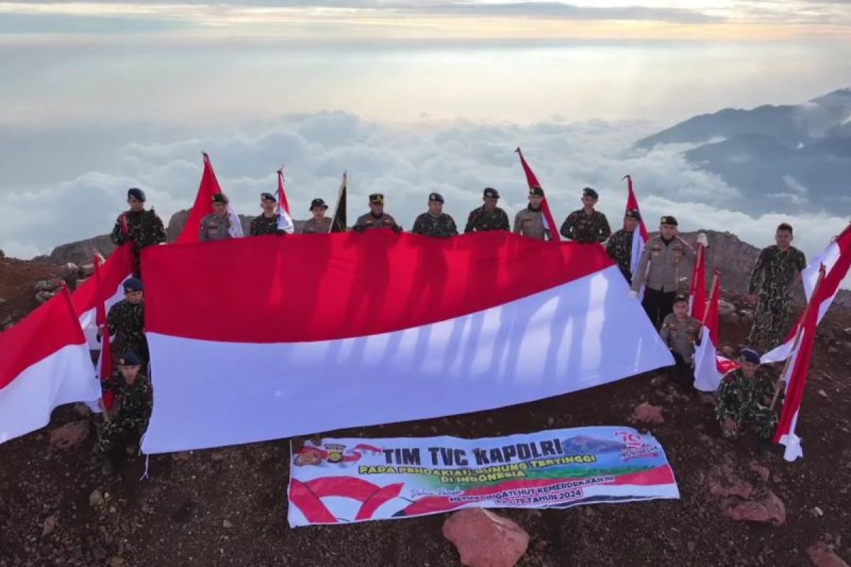 Sebuah perjalanan kibarkan Merah Putih di Puncak Gunung Kerinci