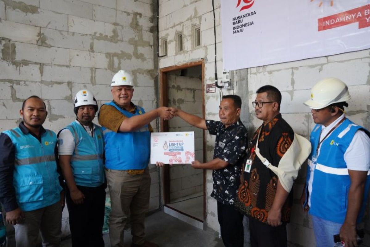 PLN Jateng DIY salurkan bantuan pemasangan listrik gratis ke 193 warga kurang mampu