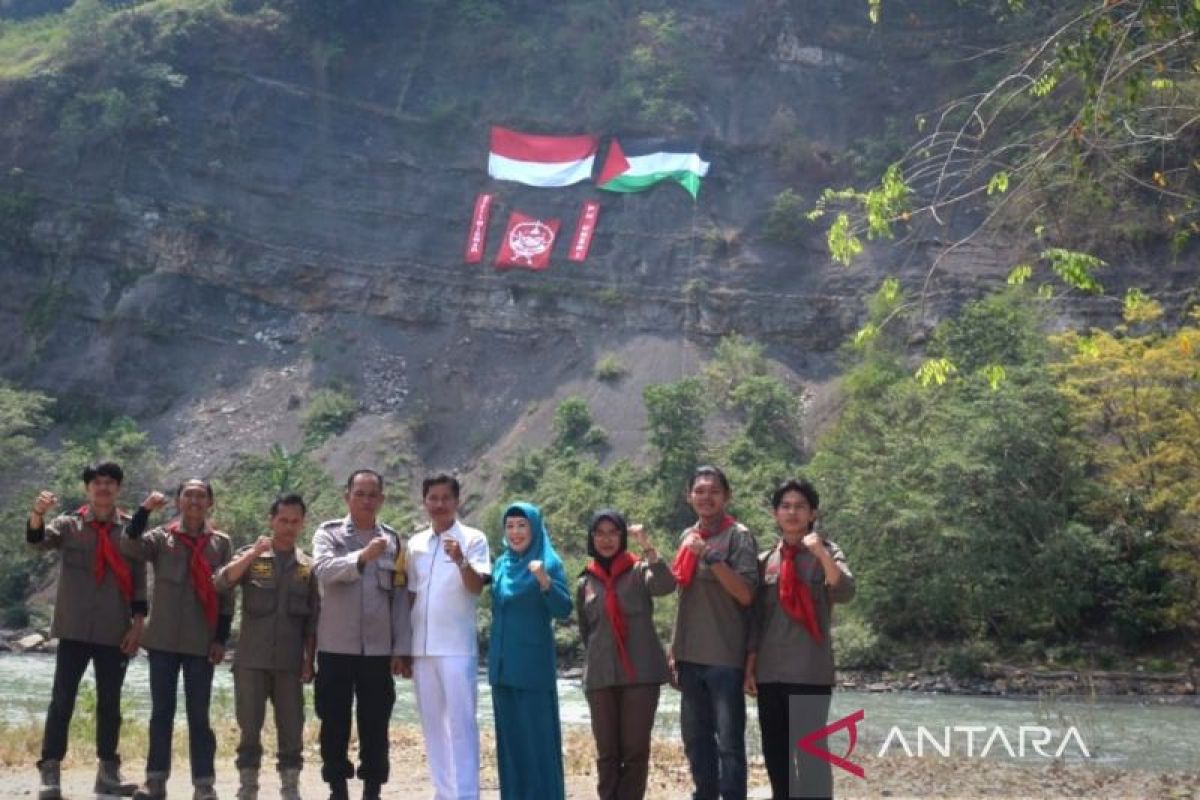 Mahasiswa Unsri bentang bendera RI-Palestina di tebing alam 130 meter