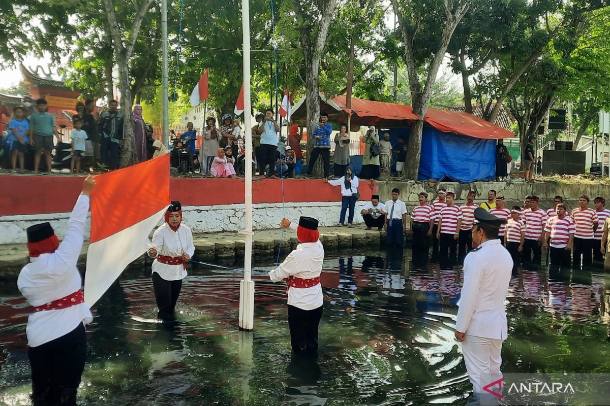 Warga Pabian-Sumenep laksanakan upacara HUT ke-79 RI di sungai