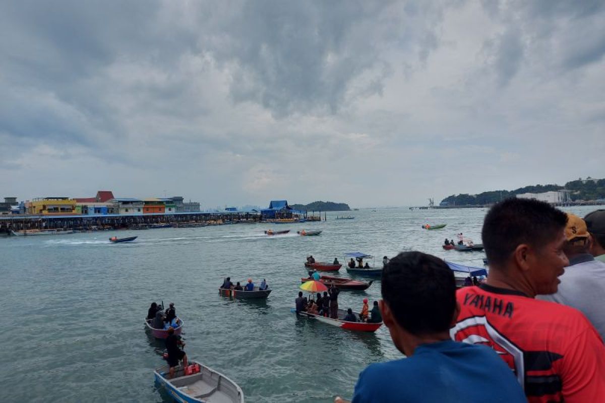 Pelabuhan Belakangpadang dipadati warga saksikan lomba 17 Agustus