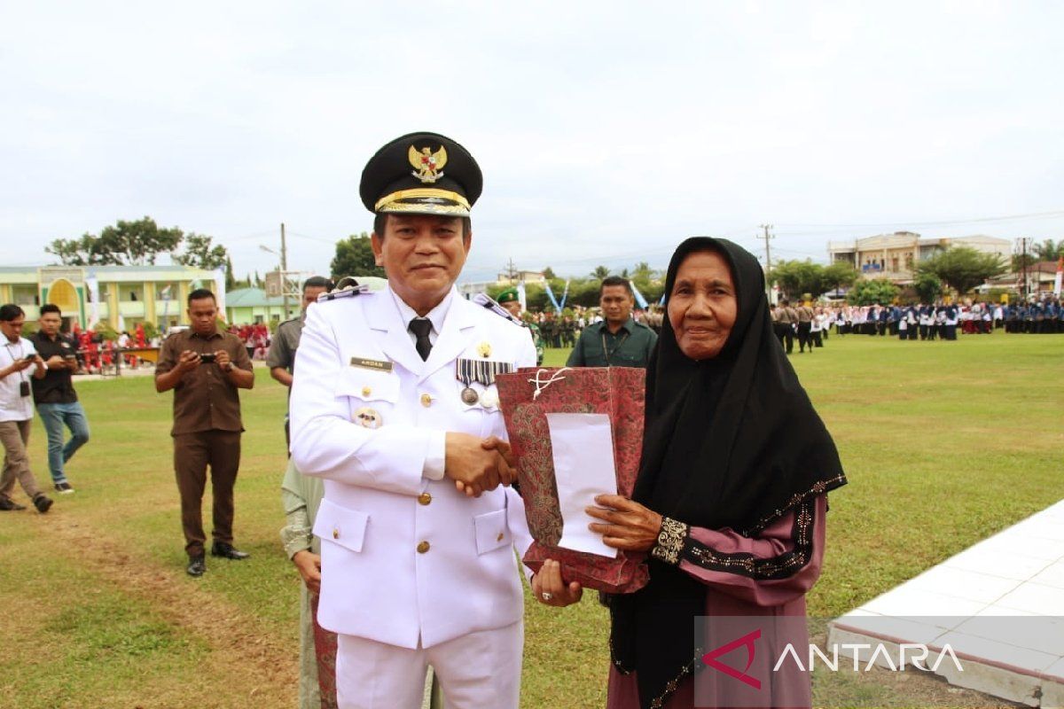 HUT ke-79 RI, Pemkab Palas beri santunan kepada warakauri