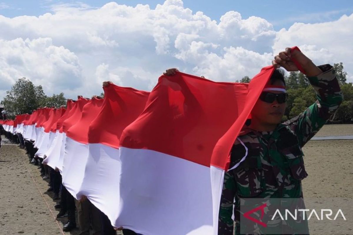 TNI angkatan laut  bentangkan bendera sepanjang 79 meter