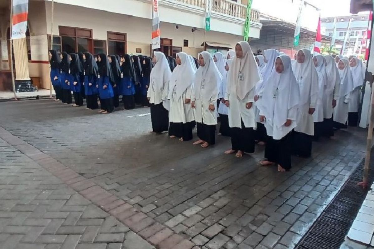 Ratusan santri di Kediri ikuti peringatan HUT Ke-79 RI