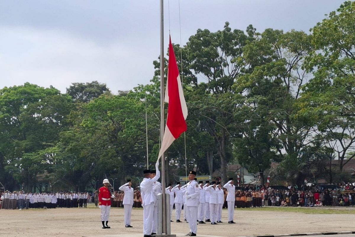 Pertama kali, Duplikat Bendera Pusaka berkibar di Bukittinggi