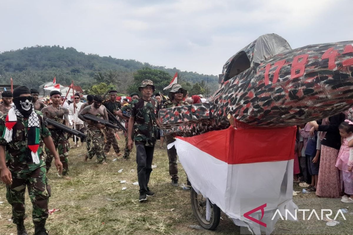 Pawai produk daur ulang sampah di Cibadak Sukabumi meriahkan perayaan HUT RI