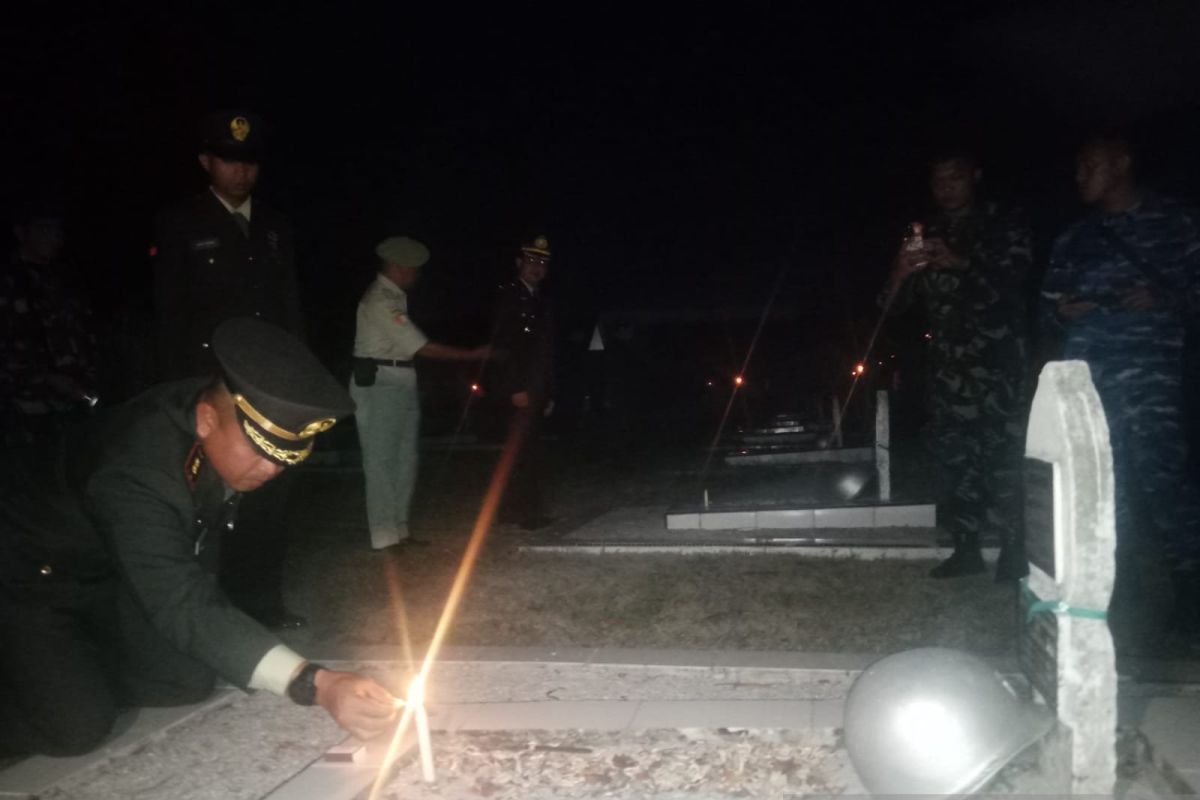 Dandim 0414/Belitung nyalakan lilin di makam H.AS Hanandjoeddin