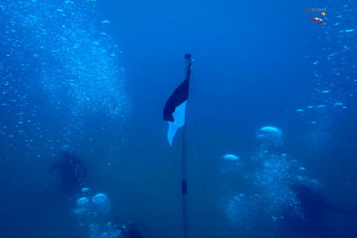 Mahasiswa USK kibarkan merah putih dan bersihkan sampah di laut Aceh Besar