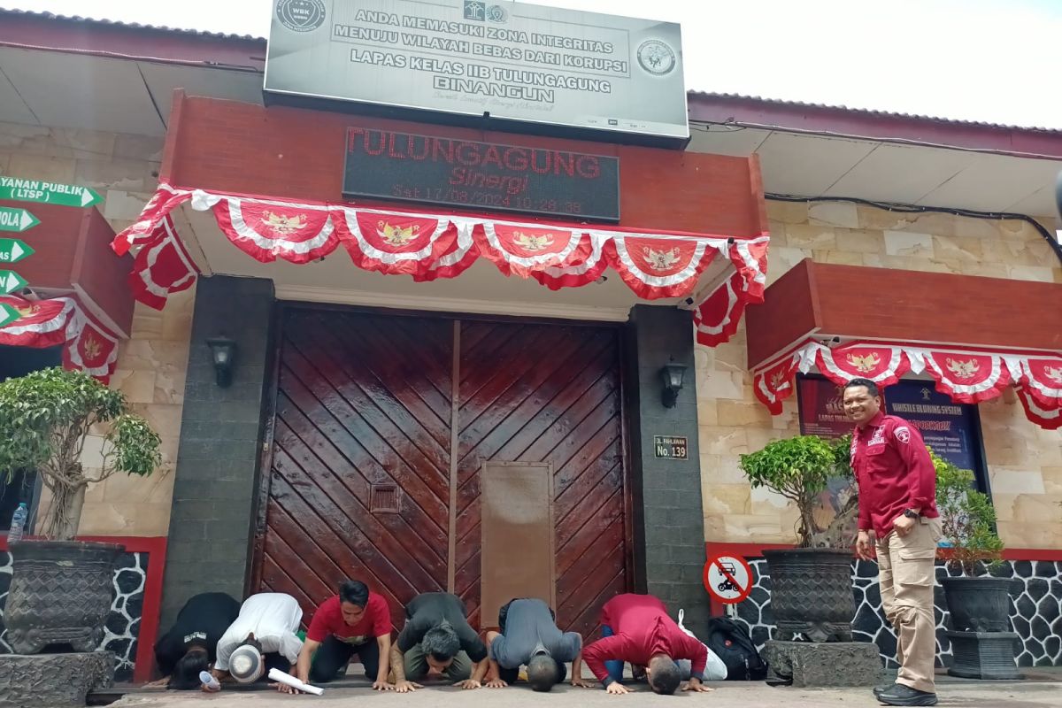 Enam warga binaan di Lapas Tulungagung sujud syukur usai bebas murni