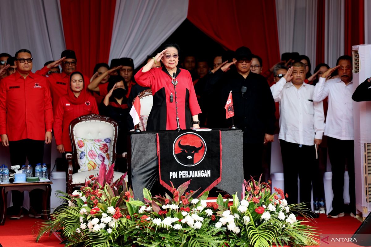 Megawati pimpin pengibaran bendera Merah Putih di Sekolah Partai PDIP