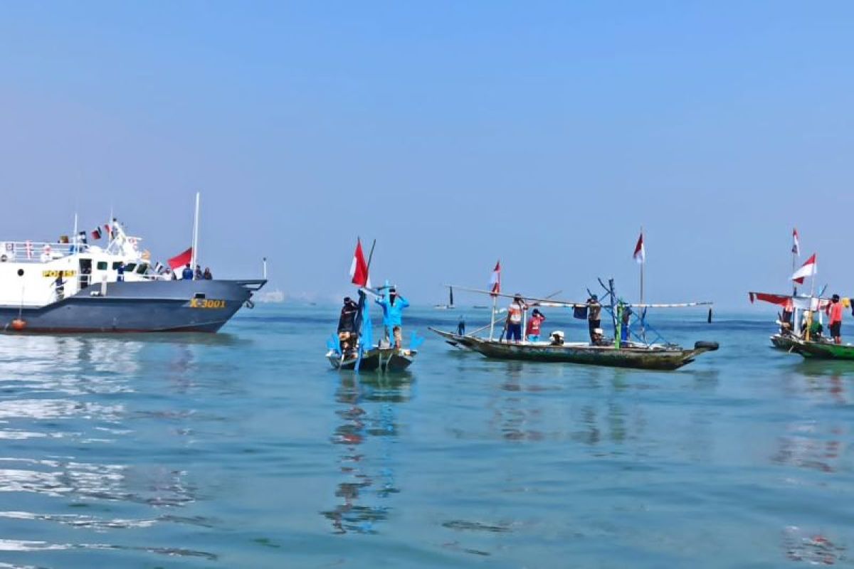 Polda Jatim dan nelayan kibarkan Merah Putih di Selat Madura