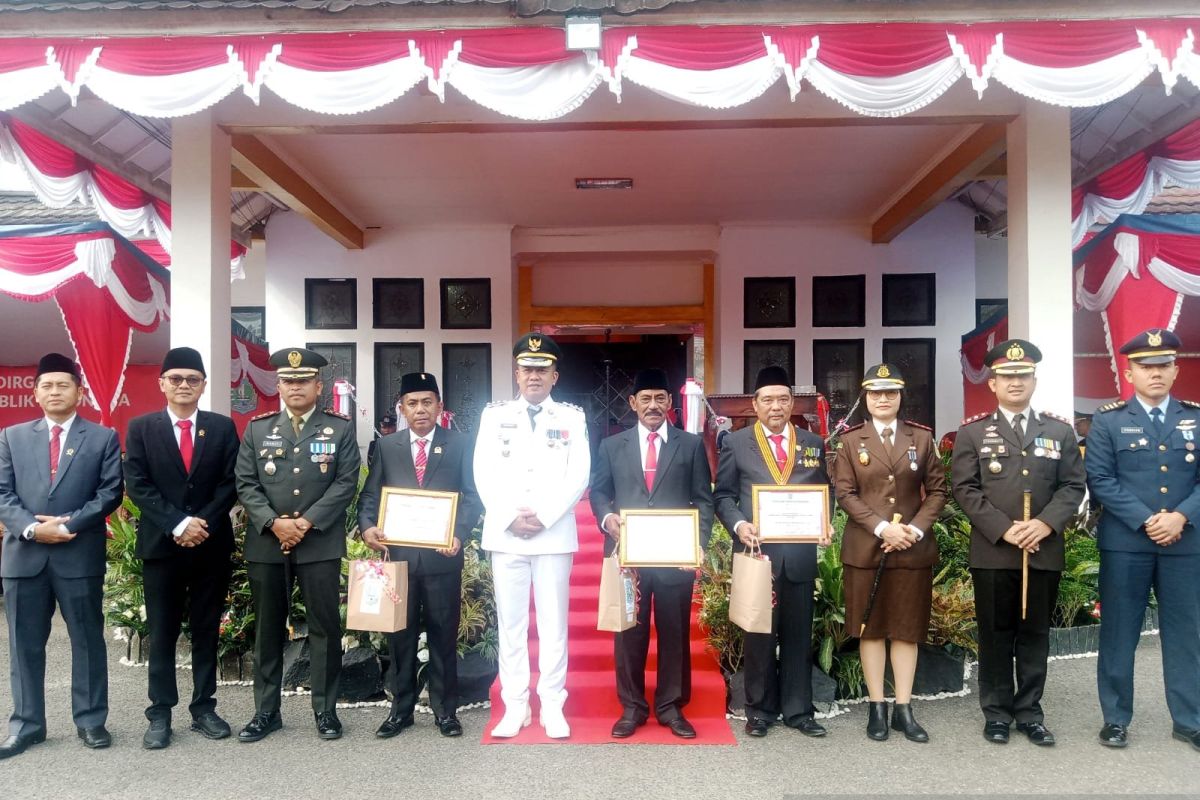 Pemkab Belitung berikan penghargaan kepada tokoh pembangunan daerah