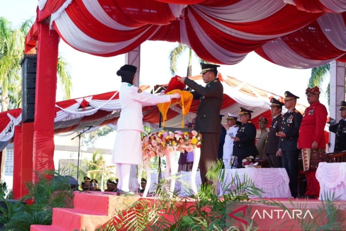 Penurunan Bendera Merah Putih berlangsung lancar dan khidmat