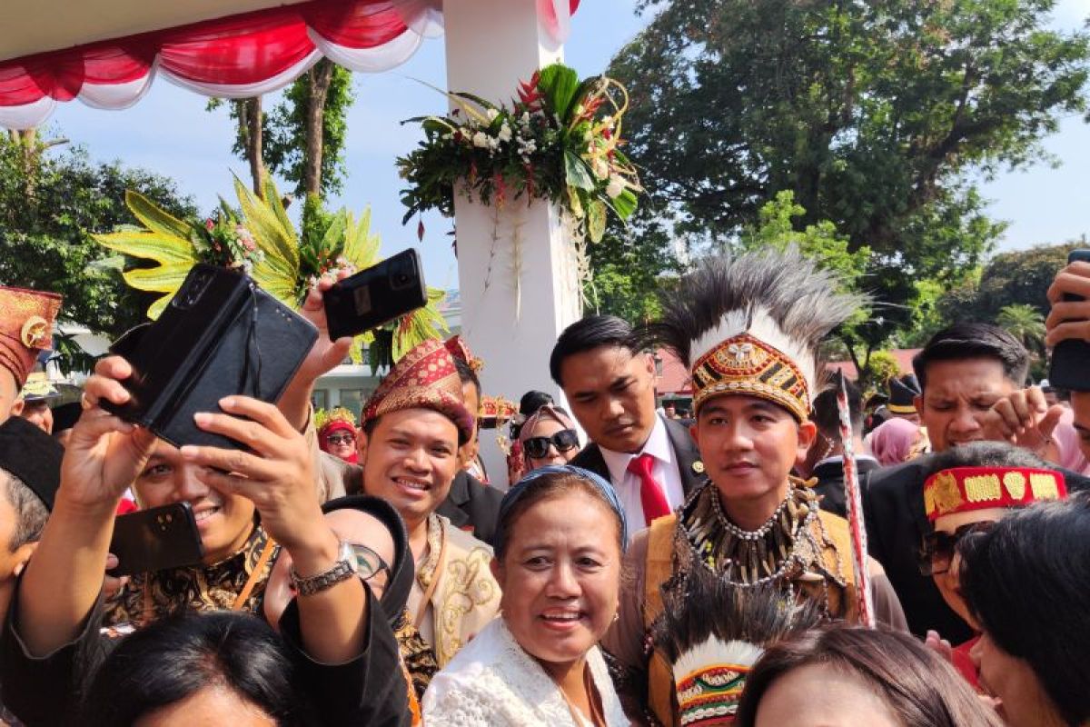 Gibran sapa dan berswafoto dengan tamu undangan di Istana Merdeka