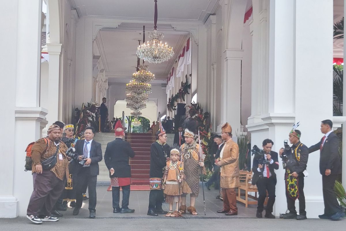 Gibran-Jan Ethes berbusana adat Papua saat tiba di Istana Merdeka