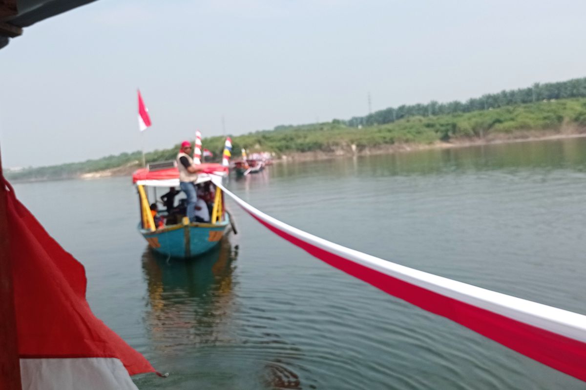 Pelaku wisata gelar karnaval bentangkan bendera 500 meter di Bendungan Karian