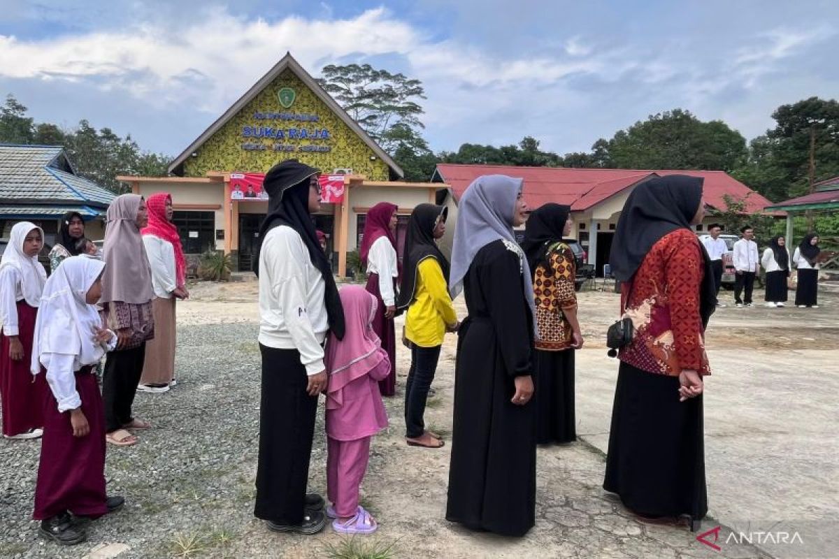 Ibu-ibu hingga anak-anak ikuti upacara HUT RI di kawasan IKN