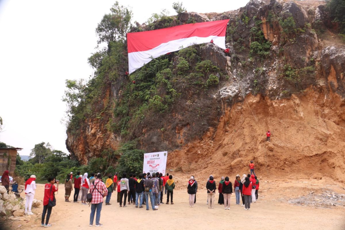 Komunitas Vertical Rescue Tabalong bentangkan bendera di Tebing Palai